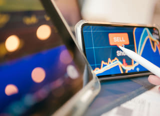 ビットコイン・イーサリアム・外国為替オプションを分析するマルチマーケットトレーダー